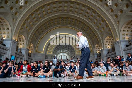 Der ehemalige NASA-Administrator Charlie Bolden sprach am 20. April 2023 auf der Union Station in Washington mit lokalen Studenten und hob die Aktivitäten der NASA hervor. Stockfoto