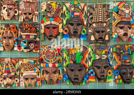 Mexikanische Holzmaske Souvenir Kunsthandwerk auf lokalem Markt, Mexiko. Stockfoto