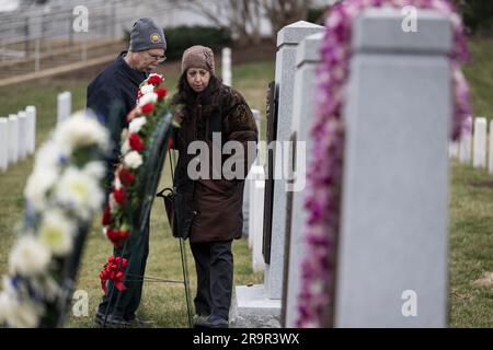 Tag der Erinnerung. Der Bruder der Challenger-Astronautin Judy Resnik und ihre Schwägerin Amy besuchen das Space Shuttle Challenger Memorial nach einer Zeremonie zum Kranzlegen, die Teil des Gedenkfeiertages der NASA am Donnerstag, den 26. Januar 2023, auf dem Nationalfriedhof Arlington in Arlington, Virginia war Kränze wurden zum Gedenken an die Männer und Frauen gelegt, die ihr Leben auf der Suche nach der Weltraumforschung verloren haben. Stockfoto