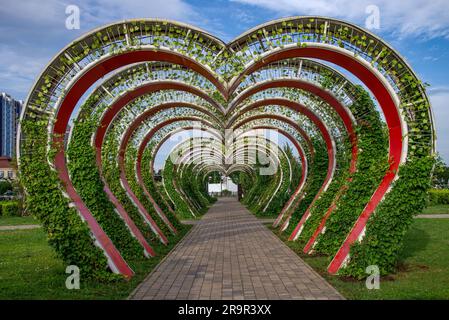GROSNY, RUSSLAND - 14. JUNI 2023: Herzförmiger Bogen im Blumenpark. Grosny, Tschetschenische Republik Stockfoto