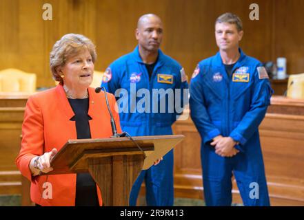 Artemis II. Crew Senat Meet and Greet. Sen. Jeanne Shaheen, D-N.H., spricht, während die NASA-Astronauten Victor Glover und Reid Wiseman bei einem Treffen am Mittwoch, den 17. Mai 2023, im Dirksen Senate Office Building in Washington zuschauen. Wiseman, Glover, und die NASA-Astronautin Christina Hammock Koch und der CSA-Astronaut Jeremy Hansen, der mit dem NASA-Flugtest Artemis II um den Mond fliegen wird, besuchten Washington, um ihre bevorstehende Mission mit Kongressmitgliedern und anderen zu besprechen. Stockfoto