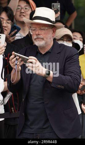 Seoul, Südkorea. 28. Juni 2023. Regisseur Christopher McQuarrie kommt am Flughafen für den Film „Mission: Impossible - Dead Reckoning - Part One“ Promote Tour am Flughafen Gimpo in Seoul, Südkorea, am 28. Juni 2023 an. (Foto: Lee Young-ho/Sipa USA) Guthaben: SIPA USA/Alamy Live News Stockfoto