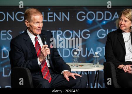 NASA Gedenktag Mitarbeitersicherheit Rathaus. NASA-Administrator Bill Nelson, links, beantwortet eine Frage von Mitarbeitern während des NASA Day of Remembrance Employee Safety Town Hall als stellvertretender NASA-Administrator Pam Melroy, rechts, sieht aus, Dienstag, 24. Januar, 2023, im Hauptquartier der Mary W. Jackson NASA in Washington. Stockfoto