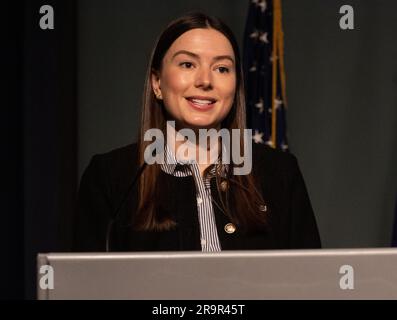 Unterzeichnung Des Artemis-Abkommens In Der Tschechischen Republik. Jackie McGuinness, Pressesprecherin der NASA, hält einleitende Bemerkungen vor der Unterzeichnung der Artemis-Abkommen durch den Außenminister der Tschechischen Republik, Jan Lipavský, Mittwoch, 3. Mai 2023; Im Hauptquartier der Mary W. Jackson NASA in Washington DC. Die Tschechische Republik ist das vierundzwanzigste Land, das die Artemis-Abkommen unterzeichnet hat, in denen eine Reihe praktischer Grundsätze für die Zusammenarbeit der am Artemis-Programm der NASA teilnehmenden Länder bei der Weltraumforschung festgelegt sind. Stockfoto