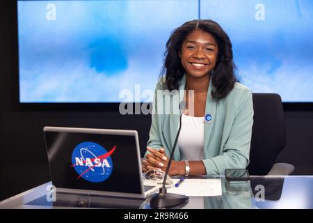 SWOT-WissenschaftsBriefing. Jasmine Hopkins, NASA Communications, moderiert ein von der NASA und der französischen Raumfahrtbehörde Centre National d’Etudes Spatiales (CNES) abgehaltenes wissenschaftliches Briefing für die Mission Surface Water and Ocean Topography (SWOT) am 13. Dezember 2022 auf dem Weltraumstützpunkt Vandenberg in Kalifornien. SWOT soll auf einem SpaceX Falcon 9 vom Space Launch Complex-4 East in Vandenberg am 15. Dezember 2022 um 3:46 Uhr PST starten. SWOT wird die erste globale Erhebung der NASA über nahezu alle Gewässer auf der Erdoberfläche sein. Wissenschaftler planen, ihre Beobachtungen zu nutzen, um den globalen Wasserkreislauf besser zu verstehen, Furnish Stockfoto