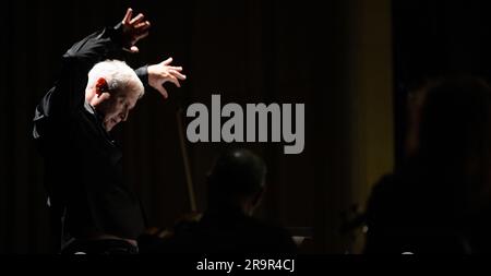 National Philharmonic führt kosmische Zyklen auf: Eine Weltraumsymphonie. Maestro Piotr Gajewski dirigiert die Nationalphilharmonie in der weltbesten Darbietung von Henry Dehlingers "Cosmic Cycles", Donnerstag, 11. Mai 2023, in Capital One Hall in Tysons, Virginia „Cosmic Cycles: A Space Symphony“ ist eine Zusammenarbeit zwischen dem Komponisten Henry Dehlinger, dem Goddard Space Flight Center der NASA, und der National Philharmonic, die in sieben Multimedia-Werken über Sonne, Erde, Mond, Planeten und Kosmos eine Fusion von Musik und Video bietet. Stockfoto