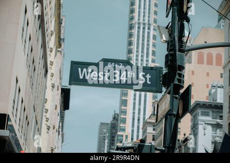 Detail eines West 34. Street Schilds in Midtown Manhattan, in New York, USA, an einem sonnigen Frühlingstag Stockfoto