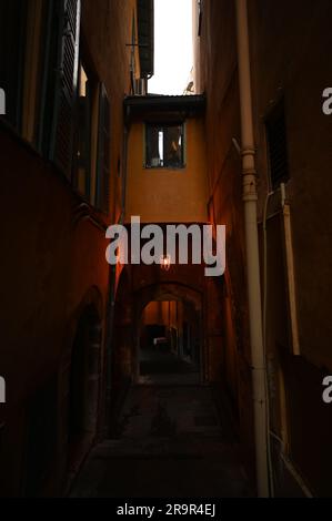 Rue obscure en Villefrance sur mer - Französische Riviera Stockfoto