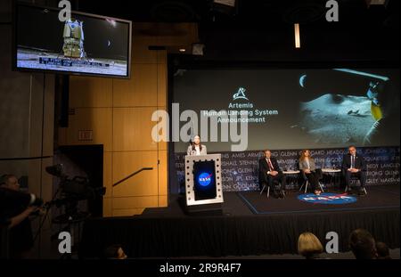 Artemis Menschliche Landung System Ankündigung. Ein Blick auf das menschliche Landesystem wird auf dem Monitor während einer Veranstaltung gesehen, bei der Blue Origin bekannt gegeben wird, dass das Unternehmen sich für die Entwicklung eines nachhaltigen menschlichen Landesystems für die Mission Artemis V Moon am Freitag, den 19. Mai 2023 im Gebäude des NASA-Hauptquartiers von Mary W. Jackson in Washington entschieden hat. Das menschliche Landesystem wird Astronauten zum und vom Gateway in der Mondumlaufbahn zur Oberfläche und zurück zur Mondstation bringen, als Teil der Rückkehr der NASA zum Mond für Wissenschaft, Erforschung und Inspiration. Stockfoto