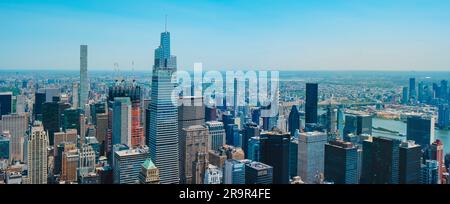 Ein Blick auf Midtown Manhattan in New York City, USA, mit Blick auf Long Island City, auf der anderen Seite des East River, in einem Panoramaformat, um ein zu verwenden Stockfoto