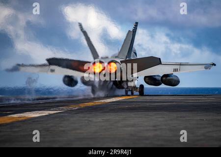 USS Nimitz, internationale Gewässer. 02. Juni 2023. EIN US-AMERIKANISCHER Navy F/A-18F Super-Hornet-Kampfflugzeug der Fighting Redcocks von Strike Fighter Squadron 22, startet das Flugdeck des Flugzeugträgers der Nimitz-Klasse USS Nimitz, der im Einsatz ist, und führt Routineeinsätze durch, am 2. Juni 2023 auf dem Pazifik. Kredit: MC2 Justin McTaggart/U.S Navy Photo/Alamy Live News Stockfoto