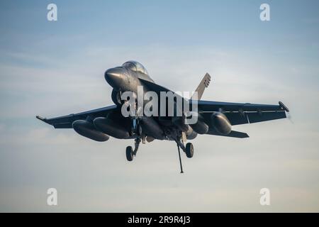 USS Nimitz, internationale Gewässer. 01. Mai 2023. EIN US-AMERIKANISCHER Navy F/A-18F Super-Hornet-Kampfflugzeug der Fighting Redcocks von Strike Fighter Squadron 22, landet festgenommen auf dem Cockpit des Flugzeugträgers der Nimitz-Klasse USS Nimitz, der gerade Routineeinsätze durchführt, am 1. Mai 2023 im Südchinesischen Meer. Kredit: MC2 Justin McTaggart/U.S Navy Photo/Alamy Live News Stockfoto