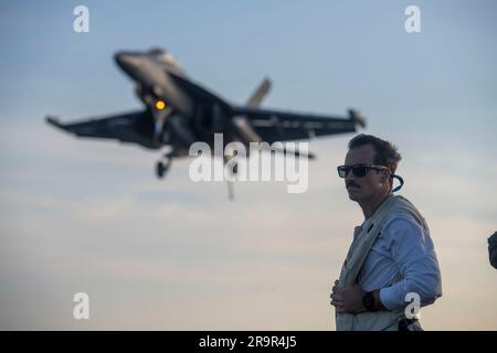 USS Nimitz, internationale Gewässer. 01. Mai 2023. EIN US-AMERIKANISCHER Navy F/A-18F Super-Hornet-Kampfflugzeug der Fighting Redcocks von Strike Fighter Squadron 22, landet festgenommen auf dem Cockpit des Flugzeugträgers der Nimitz-Klasse USS Nimitz, der gerade Routineeinsätze durchführt, am 1. Mai 2023 im Südchinesischen Meer. Kredit: MC2 Justin McTaggart/U.S Navy Photo/Alamy Live News Stockfoto