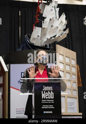 JWST-Stempelzeremonie. Erin Smith, stellvertretender Projektwissenschaftler des Observatoriums der NASA, Godddard Space Flight Center Webb, hält am ersten Ausgabetag für den neuen Stempel des United States Postal Service, der das James Webb Space Telescope (JWST) der NASA feiert, am Donnerstag, den 8. September 2022, im Smithsonian's National Postmuseum in Washington Stellung. Der Stempel, der eine Illustration des Observatoriums zeigt, ehrt Webbs Mission, das Unbekannte in unserem Universum zu erkunden – Rätsel in unserem Sonnensystem zu lösen, über ferne Welten um andere Sterne zu blicken und die Struktur zu untersuchen Stockfoto