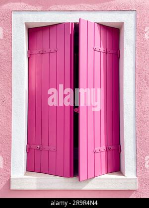 Kontrastreiche, hellrosa Fenster in burano Stockfoto
