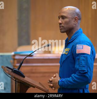 Artemis II. Crew Senat Meet and Greet. Der NASA-Astronaut Victor Glover spricht während eines Meet and Greet am Mittwoch, den 17. Mai 2023, im Dirksen Senate Office Building in Washington. Glover besuchte zusammen mit den NASA-Astronauten Reid Wiseman, Christina Hammock Koch und dem CSA-Astronauten Jeremy Hansen, der mit dem NASA-Flugtest Artemis II um den Mond fliegen wird, Washington, um ihre bevorstehende Mission mit Kongressmitgliedern und anderen zu besprechen. Stockfoto