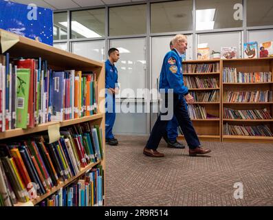 SpaceX Crew-3 der NASA besucht Amidon-Bowen Grundschule. NASA-Administrator Bill Nelson und die Astronauten Raja Chari, Kayla Barron, Tom Marshburn und Mark Vande Hei der NASA SpaceX Crew-3 besuchen die Amidon-Bowen Elementary School am Donnerstag, den 8. Dezember 2022 in Washington. Stockfoto