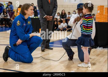 SpaceX Crew-3 der NASA besucht Amidon-Bowen Grundschule. Kayla Barron, die Astronautin SpaceX Crew-3 der NASA, beantwortet Fragen von Schülern während ihres Besuchs in der Amidon-Bowen Elementary School am Donnerstag, den 8. Dezember 2022 in Washington. Stockfoto