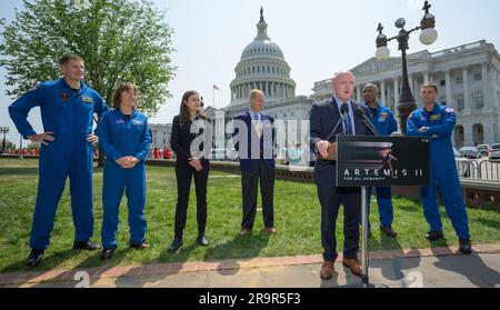 Artemis II Crew Medienverfügbarkeit. Sen. Mark Kelly, D-Ariz., spricht während eines Medienversammels als CSA (Canadian Space Agency) Astronaut Jeremy Hansen, Left, NASA Astronaut Christina Hammock Koch, CSA (Canadian Space Agency) Präsidentin Lisa Campbell, NASA Administrator Bill Nelson und NASA Astronauten Victor Glover und Reid Wiseman, Right, Look on, Donnerstag, Mai 18, 2023, auf dem Gelände von Capitol Hill in Washington. Wiseman, Glover, Hammock Koch und Hansen, die mit dem NASA-Flugtest Artemis II um den Mond fliegen werden, besuchten Washington, um ihre bevorstehende Mission mit Mitgliedern des Kongresses A zu besprechen Stockfoto