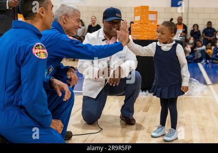 SpaceX Crew-3 der NASA besucht Amidon-Bowen Grundschule. NASA-Administrator Bill Nelson und die Astronauten der NASA SpaceX Crew-3 Raja Chari, Left, und Mark Vande Hei, Right beantworten Fragen von Schülern während ihres Besuchs in der Amidon-Bowen Grundschule am Donnerstag, den 8. Dezember 2022 in Washington. Stockfoto