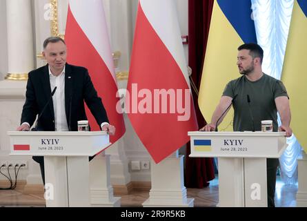 KIEW, UKRAINE - 28. JUNI 2023 - Präsident Polens Andrzej Duda (L) und Präsident der Ukraine Volodymyr Zelenskyy werden auf einer gemeinsamen Pressekonferenz mit dem Präsidenten der litauischen gitanas Nauseda in Kiew, der Hauptstadt der Ukraine, gesehen Stockfoto