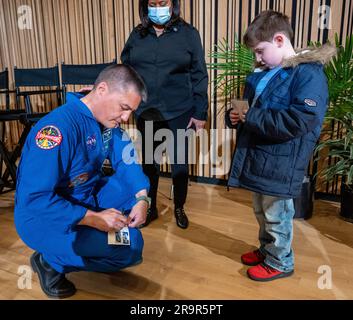 NASA-Crew-4-Fragen und Antworten mit Schülern in der Martin Luther King Jr Memorial Library. Der NASA-Astronaut Kjell Lindgren gibt nach einer Veranstaltung in der Martin Luther King Jr Memorial Library am Donnerstag, den 30. März 2023 in Washington Autogramme für Studenten aus der Region. Lindgren, Hines und Watkins verbrachten 170 Tage im Weltraum im Rahmen der Expeditionen 67 und 68 an Bord der Internationalen Raumstation. Stockfoto