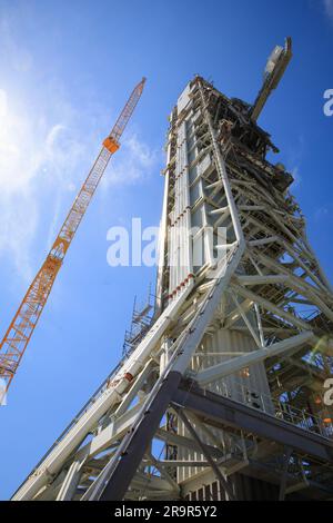 Pad 39B und ML-1. Teams mit Exploration Ground Systems im Kennedy Space Center der NASA in Florida arbeiten am 13. Juni 2023 vor den ersten kritischen Bodentests für Artemis II weiter an den Upgrades und Reparaturen des mobilen Trägersystems 1 und des Launch Pad 39B Der Crew Access Arm (CAA) wurde in diese Ansicht des mobilen Starter erweitert. Die CAA ist der ein- und Ausstiegspunkt, den Astronauten für den Zugang zum Orion-Raumschiff benutzen werden. Es werden Tests durchgeführt, um sicherzustellen, dass der Arm und die unterstützenden mobilen Trägersysteme zertifiziert sind, um die Missionen der Besatzung zu unterstützen. Artemis II wird die erste Artemis-Mission fl Stockfoto