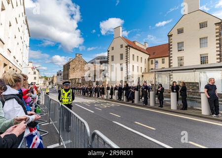 Sicherheit im Schottischen parlament bei Queen Elizabeth Sargprozession, Royal Mile, Edinburgh, Schottland, Großbritannien Stockfoto