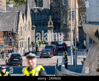 Polizeisicherheit im Holyrood Palace mit Royals in Begeisterung beim Betreten der Tore, Royal Mile, Edinburgh, Schottland, Großbritannien Stockfoto