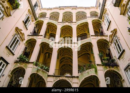 Der Palazzo dello Spagnolo ist ein Palast im Rokoko- oder spätbarocken Stil im Zentrum von Neapel, Italien Stockfoto