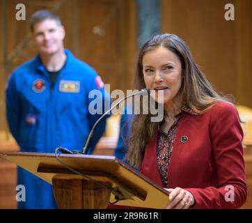 Artemis II. Crew Senat Meet and Greet. Lisa Campbell, Präsidentin der CSA (Canadian Space Agency), spricht, während der CSA-Astronaut Jeremy Hansen am Mittwoch, den 17. Mai 2023, im Dirksen Senate Office Building in Washington bei einem Treffen zusieht. Hansen besuchte zusammen mit den NASA-Astronauten Reid Wiseman, Victor Glover und Christina Hammock Koch, die beim NASA-Flugtest Artemis II um den Mond fliegen werden, Washington, um ihre bevorstehende Mission mit Kongressmitgliedern und anderen zu besprechen. Stockfoto