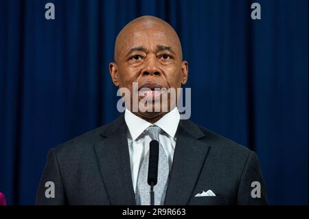 New York, Usa. 28. Juni 2023. Eric Adams (D), Bürgermeister von New York City, spricht auf einer Pressekonferenz im Rathaus in New York City, um neue Regeln für die Containerisierung von Müll in New York City bekannt zu geben. Kredit: SOPA Images Limited/Alamy Live News Stockfoto