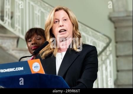 New York, Usa. 28. Juni 2023. Jessica Tisch, die für die Abwasserentsorgung zuständige Kommissarin von New York City, auf einer Pressekonferenz im Rathaus in New York City, um neue Regeln für die Containerisierung von Müll in New York City bekannt zu geben. Kredit: SOPA Images Limited/Alamy Live News Stockfoto