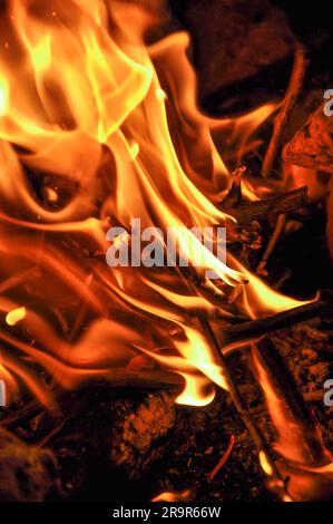 Ein Lagerfeuer im Freien, das nachts in den Flammen brennt Stockfoto