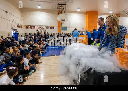 SpaceX Crew-3 der NASA besucht Amidon-Bowen Grundschule. Tom Marshburn, Astronaut der NASA SpaceX Crew-3, nimmt an einer STEM-Demonstration während eines Besuchs der Amidon-Bowen Elementary School am Donnerstag, den 8. Dezember 2022, in Washington Teil. Stockfoto