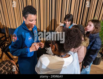 NASA-Crew-4-Fragen und Antworten mit Schülern in der Martin Luther King Jr Memorial Library. Die NASA-Astronautin Jessica Watkins gibt Autogramme für lokale Studenten nach einer Veranstaltung in der Martin Luther King Jr Memorial Library, Donnerstag, den 30. März 2023, in Washington. Lindgren, Hines und Watkins verbrachten 170 Tage im Weltraum im Rahmen der Expeditionen 67 und 68 an Bord der Internationalen Raumstation. Stockfoto