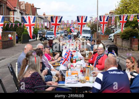 Allgemeine Ansichten einer Straßenparty zur Krönung von König Karl III. In Portsmouth, Hampshire, Großbritannien. Stockfoto