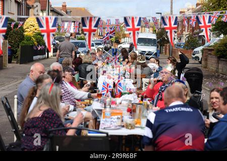 Allgemeine Ansichten einer Straßenparty zur Krönung von König Karl III. In Portsmouth, Hampshire, Großbritannien. Stockfoto