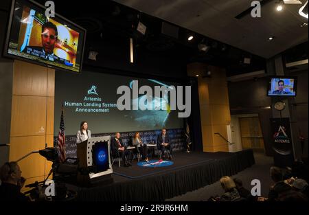 Artemis Menschliche Landung System Ankündigung. Der Blue Origin Human Landing System Program Manager, John Couluris, gab bei einer Veranstaltung bekannt, dass Blue Origin das Unternehmen zur Entwicklung eines nachhaltigen menschlichen Landungssystems für die Artemis V Moon Mission am Freitag, den 19. Mai 2023 im Hauptquartier der Mary W. Jackson NASA in Washington gewählt wurde. Das menschliche Landesystem wird Astronauten zum und vom Gateway in der Mondumlaufbahn zur Oberfläche und zurück zur Mondstation bringen, als Teil der Rückkehr der NASA zum Mond für Wissenschaft, Erforschung und Inspiration. Stockfoto