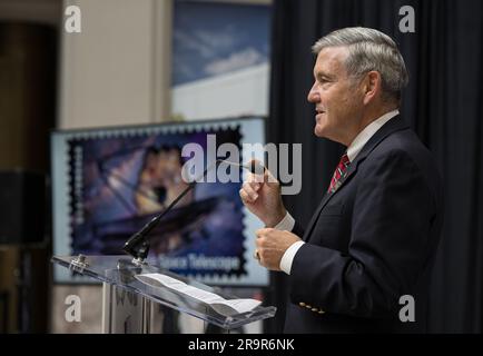 JWST-Stempelzeremonie. NASA Associate Administrator und ehemaliger Astronaut Bob Cabana hält am ersten Ausgabetag des neuen Stempels des United States Postal Service zur Feier des James Webb Space Telescope (JWST) der NASA am Donnerstag, den 8. September 2022, im Smithsonian's National Postal Museum in Washington Stellung. Der Stempel, der eine Illustration des Observatoriums zeigt, ehrt Webbs Mission, das Unbekannte in unserem Universum zu erkunden – Rätsel in unserem Sonnensystem zu lösen, über ferne Welten um andere Sterne hinaus zu blicken und die Strukturen und Ursprünge unseres Universums zu untersuchen Stockfoto