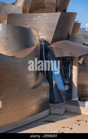 Spanien, Baskenland, Bilbao, Ein Teil des Guggenheim-Museums, der von Puente de la Salve aus gesehen wird. Stockfoto