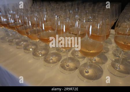 Allgemeine Ansichten des Whispering Angel Rose Wine bei einer Veranstaltung in Sussex, Großbritannien. Hergestellt aus dem AOC-Gebiet Côtes de Provence in der Provence, Frankreich. Stockfoto