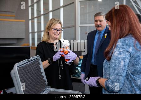 Snoopy-Übergabe vom Artemis-Team an die Peanuts-Crew. Melissa Menta, links, Senior Vice President bei Peanuts Worldwide LLC, akzeptiert Snoopy bei einer offiziellen Übergabe von Charlie Blackwell-Thompson, Launch Control Center firing Room 1 im Kennedy Space Center der NASA in Florida am 18. Januar 2023. Links von Charlie ist Mike Sarafin, Missionsleiter von Artemis I. Snoopy diente während der Artemis-I-Mission als Gravitationsindikator. Snoopy wurde während der Mission im Orion gesichert, eine Reise über den Mond hinaus und zurück, um sich auf die Missionen der Besatzung zum Mond vorzubereiten. A Stockfoto