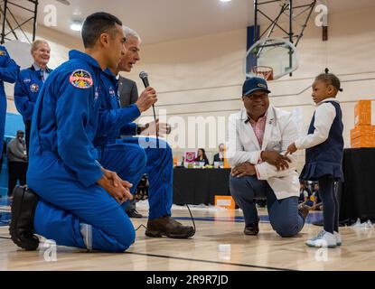 SpaceX Crew-3 der NASA besucht Amidon-Bowen Grundschule. NASA-Administrator Bill Nelson und die Astronauten der NASA SpaceX Crew-3 Raja Chari, Left, und Mark Vande Hei, Right beantworten Fragen von Schülern während ihres Besuchs in der Amidon-Bowen Grundschule am Donnerstag, den 8. Dezember 2022 in Washington. Stockfoto