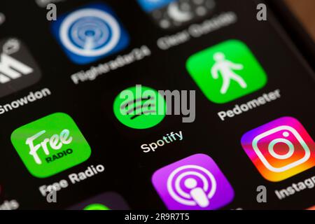Nahaufnahme der spotify App auf einem Smartphone-Bildschirm. Stockfoto