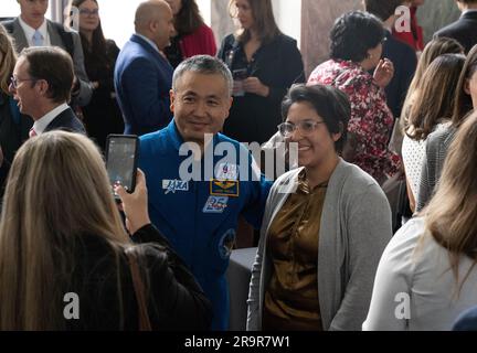 NASA's Science Day auf Capitol Hill. Koichi Wakata, Astronaut der NASA SpaceX Crew-5 von der Japan Aerospace Exploration Agency (JAXA), macht ein Foto mit einem Teilnehmer während der NASA-Veranstaltung „Science Day on the Hill“ am Mittwoch, den 7. Juni 2023, im Rayburn House Office Building in Washington. Stockfoto