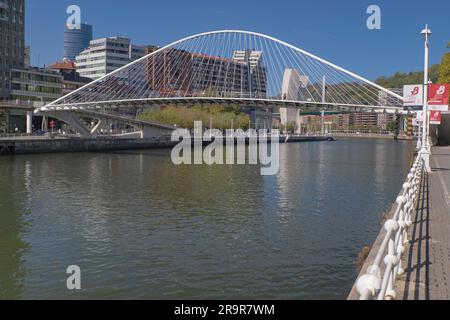 Spanien, Baskenland, Bilbao, Zubizuri oder Weiße Brücke, Fußbrücke über den Nervion River, entworfen von Santiago Calatrava und eröffnet im Jahr 19 Stockfoto