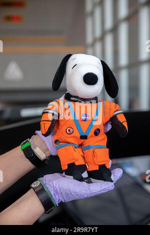 Snoopy-Übergabe vom Artemis-Team an die Peanuts-Crew. Snoopy wird am 18. Januar 2023 offiziell an Melissa Menta, Senior Vice President bei Peanuts Worldwide LLC, im Launch Control Center Feuerungsraum 1 im Kennedy Space Center der NASA in Florida übergeben. Snoopy diente während der Artemis-I-Mission als Gravitationsindikator. Snoopy wurde während der Mission im Orion gesichert, eine Reise über den Mond hinaus und zurück, um sich auf die Missionen der Besatzung zum Mond vorzubereiten. Artemis I startete am 16. November 2022 von Kennedys Startanlage 39B auf der Rakete Space Launch System. Orion ist wegen einer spl zur Erde zurückgekehrt Stockfoto