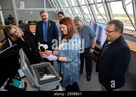 Snoopy-Übergabe vom Artemis-Team an die Peanuts-Crew. Der Artemis Launch Director Charlie Blackwell-Thompson, im Zentrum, führt am 18. Januar 2023 den offiziellen Umsatz von Snoopy an Melissa Menta, äußerste Linke, Senior Vice President bei Peanuts Worldwide LLC, im Launch Control Center Feuerraum 1 im Kennedy Space Center der NASA in Florida aus. Von links hinter Charlie stehen Mike Sarafin, Missionsleiter bei Artemis I., Glenn Chin, stellvertretender Manager bei Orion Production Operations Office, Exploration Ground Systems, Kevin Ash, Projektleiter für Nutzlast und Flugbesatzungsausrüstung bei Jacobs, und Joe LeBlanc, Orion Pay Stockfoto