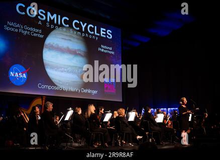 National Philharmonic führt kosmische Zyklen auf: Eine Weltraumsymphonie. Pam Melroy, stellvertretender Administrator der NASA, hält vor der Weltmeisterleistung von Henry Dehlingers "Cosmic Cycles", Donnerstag, den 11. Mai 2023, in Capital One Hall in Tysons, Virginia, eine Rede „Cosmic Cycles: A Space Symphony“ ist eine Zusammenarbeit zwischen dem Komponisten Henry Dehlinger, dem Goddard Space Flight Center der NASA, und der National Philharmonic, die in sieben Multimedia-Werken über Sonne, Erde, Mond, Planeten und Kosmos eine Fusion von Musik und Video bietet. Stockfoto